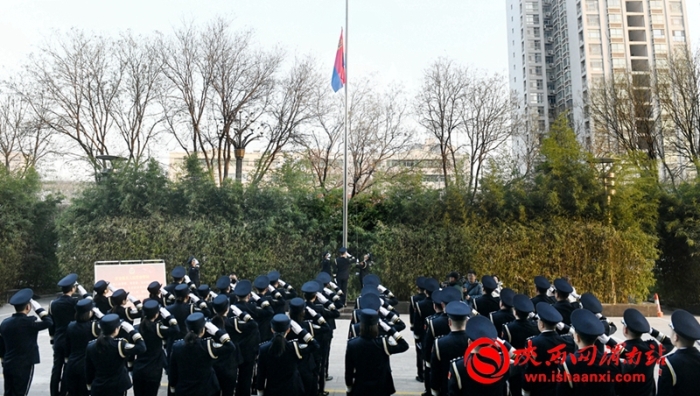 1月10日，渭南市公安局交警支隊(duì)舉行升警旗宣誓儀式。記者 楊大君 攝