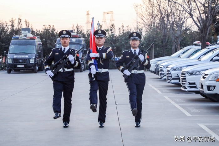 韓城市公安局舉行升警旗儀式。