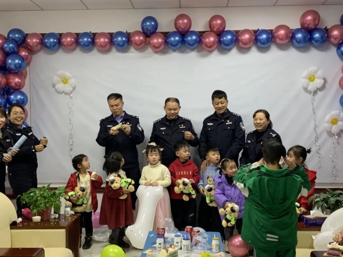 潼關(guān)公安舉行“警寶進(jìn)警營 共慶警察節(jié)”活動(dòng)。