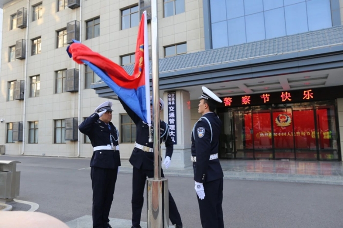 大荔公安交警舉行升警旗宣誓儀式慶祝第四個(gè)中國人民警察節(jié)。