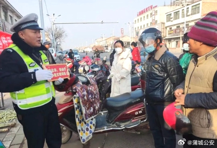蒲城交警開展“車讓車 安全行”主題宣傳活動(dòng)。
