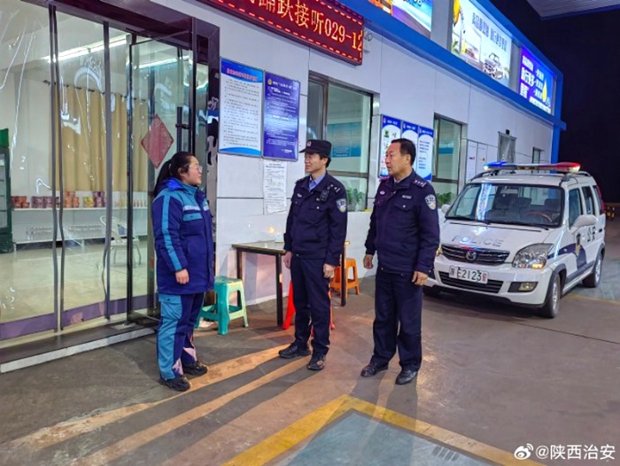 韓城公安西莊派出所民輔警走進(jìn)西莊鎮(zhèn)街道進(jìn)行夜間巡邏。