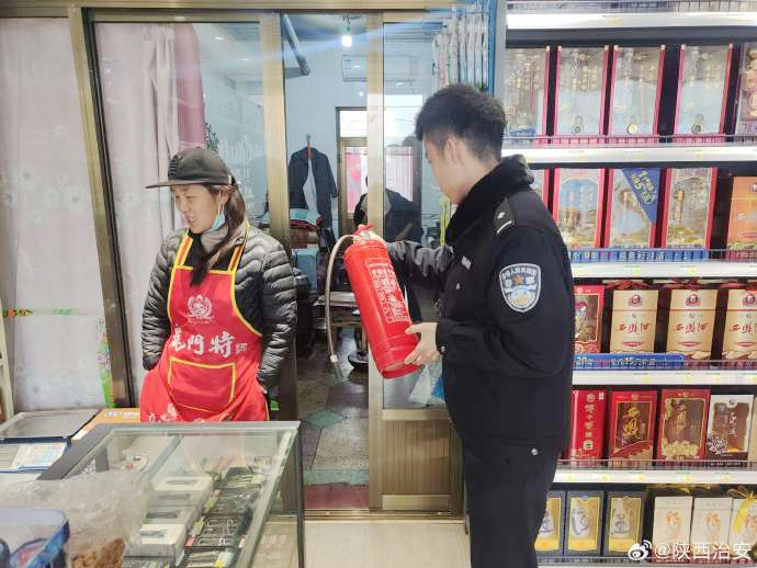 韓城昝村派出所組織民警深入轄區(qū)的“九小場所”開展消防安全隱患排查。