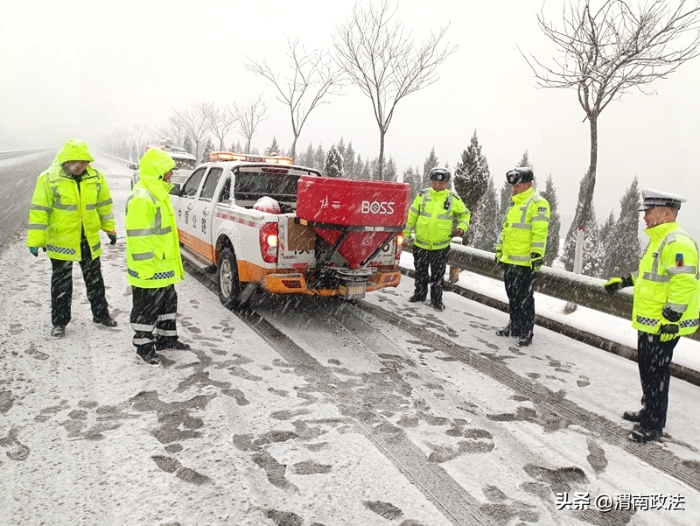 大荔交警雪天路面保暢通。