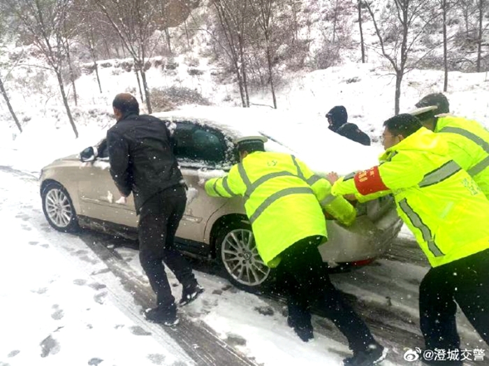 澄城公安交警幫助群眾雪地推車。