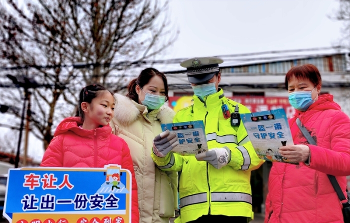 蒲城公安交警利用農村集會開展交通安全主題宣傳活動。