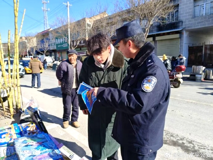 富平公安張橋派出所組織民警深入集市開展防范電信詐騙宣傳活動。
