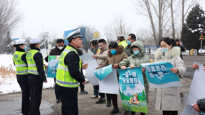 合陽公安交警馬路課堂傳播交通安全之聲。