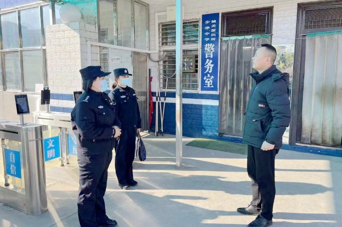 渭南市公安局華州分局華州派出所社區民警深入轄區校園開展安全檢查。