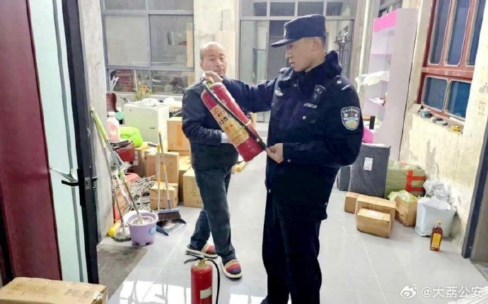 大荔公安韋林派出所民警深入行業場所開展安全檢查。