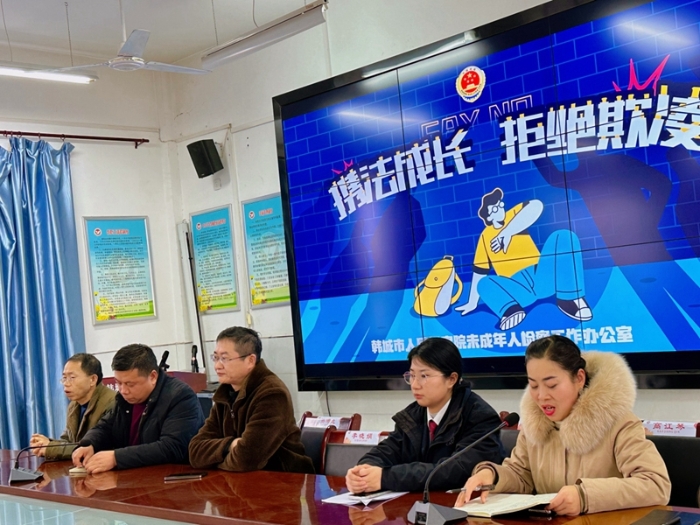 韓城市人民檢察院干警進校園進行法治教育授課。