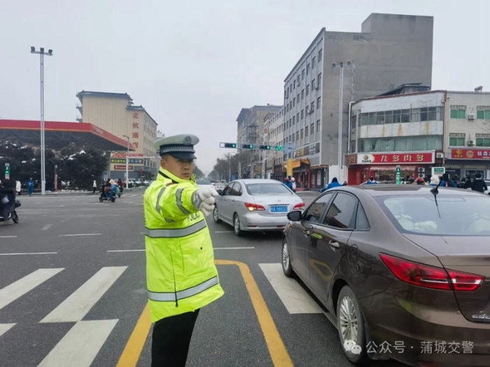 蒲城交警維護道路交通秩序，確保春運出行安全。