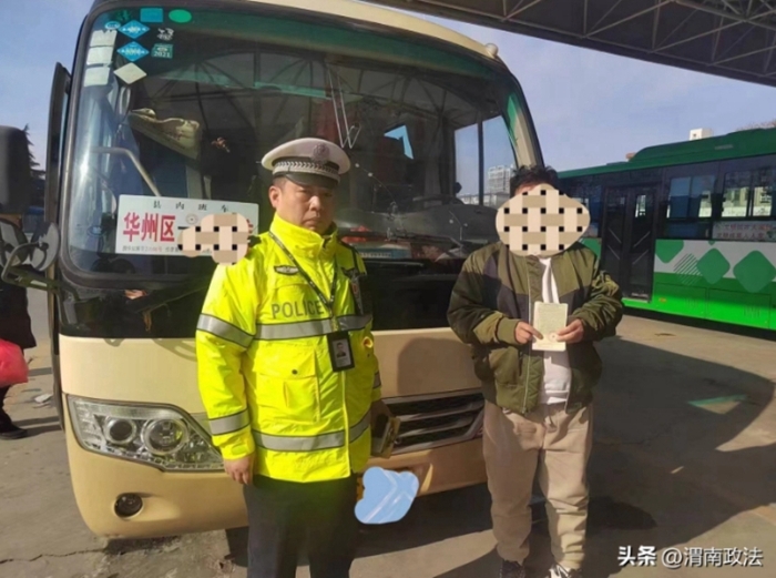 華州公安交警查處一起客運車輛駕駛員駕駛時接打電話違法行為。