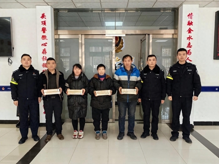 合陽公安金水派出所集中向群眾返還涉案財物。