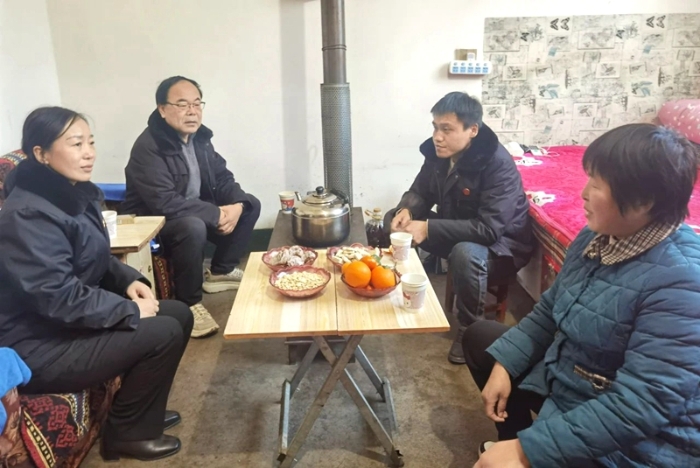 富平縣人民法院組織干警開展新春慰問軍屬活動。