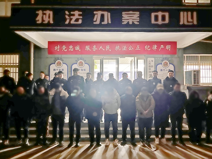 華陰警方搗毀一聚眾賭博窩點，抓獲14人。