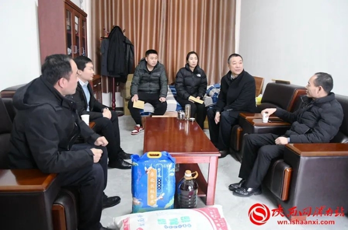 渭南中院政治部副主任鄭鵬輝、司行處處長陳力波一行赴包聯點白水縣西固鎮四河村開展春節期間幫扶和走訪慰問活動。記者 郝豆 攝