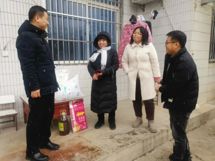 潼關縣委政法委開展節前慰問活動。