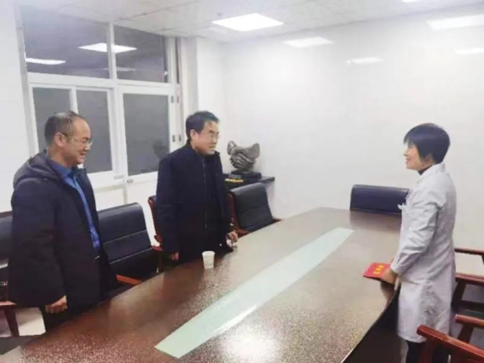 臨渭區人民法院黨組書記、院長張東亮走訪慰問優秀人才。