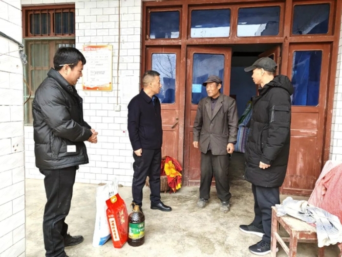潼關法院院長張鋒華一行春節前走訪慰問老黨員、困難黨員和脫貧戶。