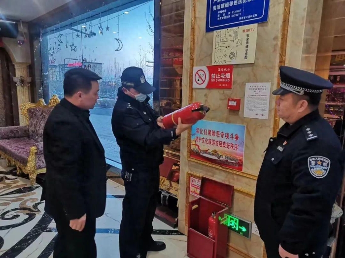 白水公安深入轄區內的小超市、小飯店、小賓館等“九小場所”及特種行業場所進行檢查。