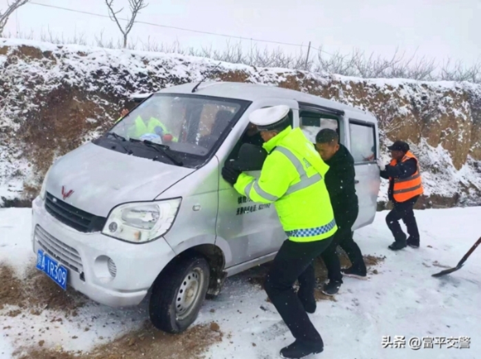 富平交警及時救援受困車輛。