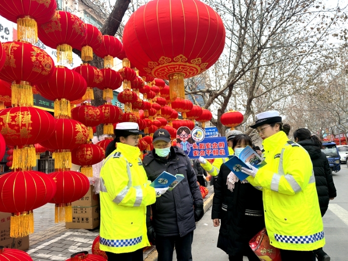 華陰交警大隊宣傳民警走進岳廟街開展交年貨市場“送安全”。