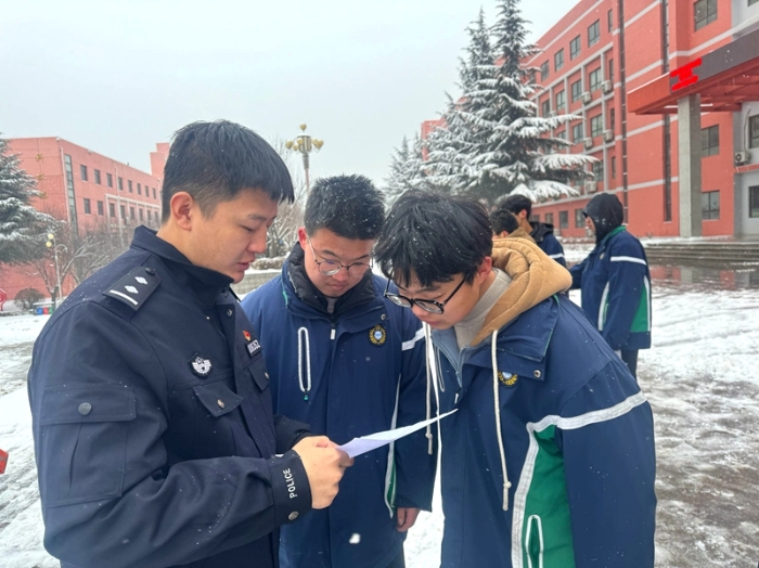 合陽公安開展普法宣傳活動。