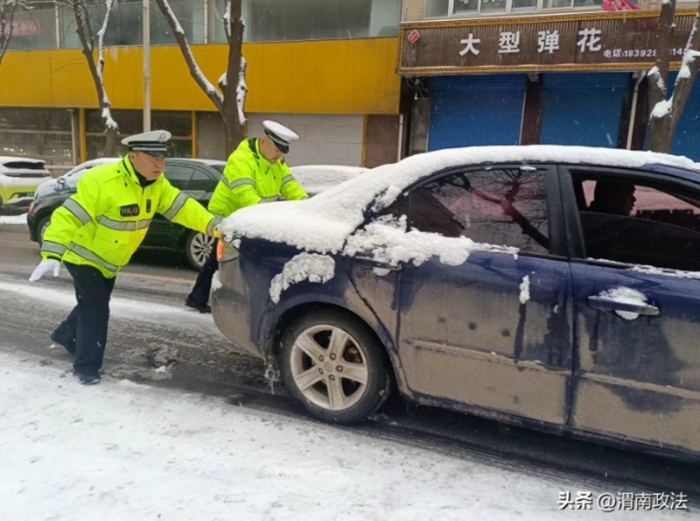 降雪致路面積雪結冰，韓城公安交警堅守一線保暢通。