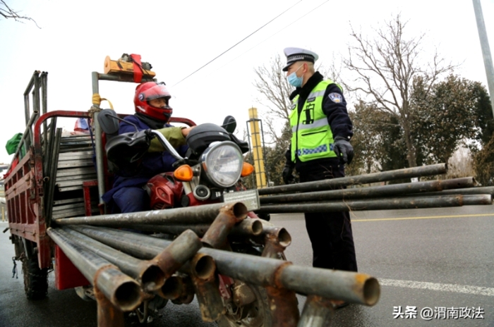潼關縣公安局交警大隊城區中隊民警緊盯道路隱患排查治理不放松。