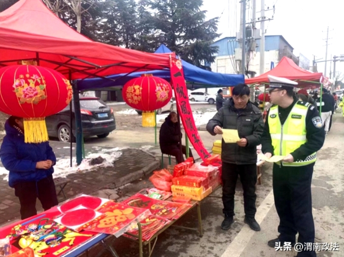 富平交警淡村中隊民警深入淡村鎮開展交通安全宣傳活動。