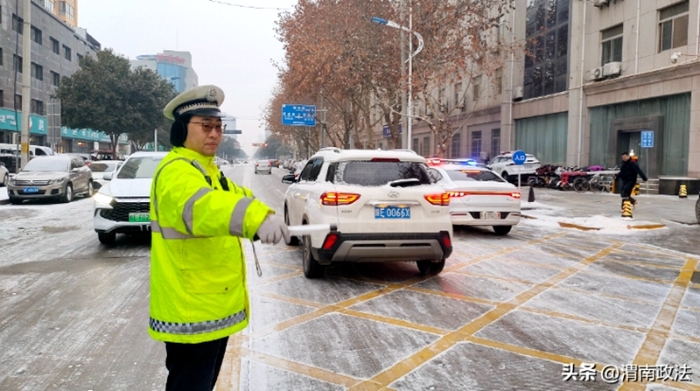 雪后路面結冰存隱患，高新交警相伴護平安。