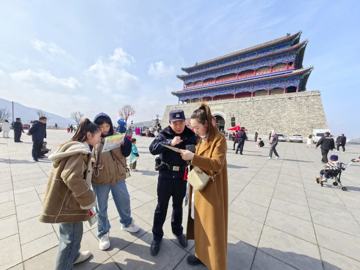 潼關公安在潼關古城景區開展禁毒宣傳活動。