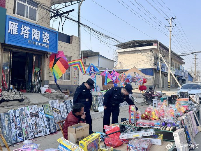 富平留古派出所民警對轄區內九小場所進行安全檢查.