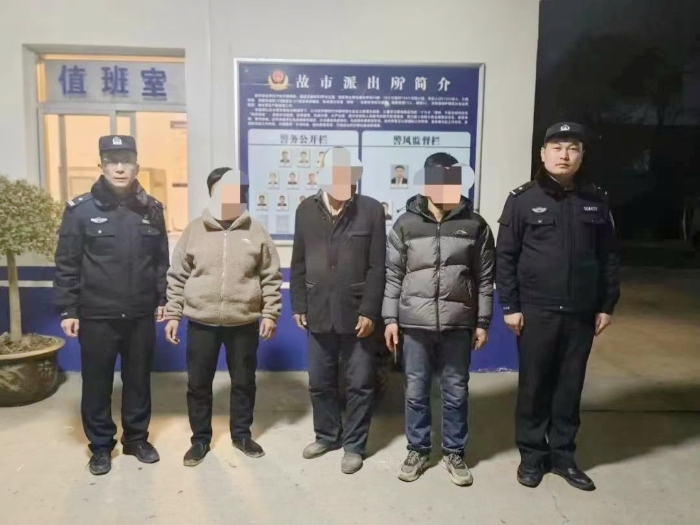 臨渭公安幫助迷路老人與家人團聚。