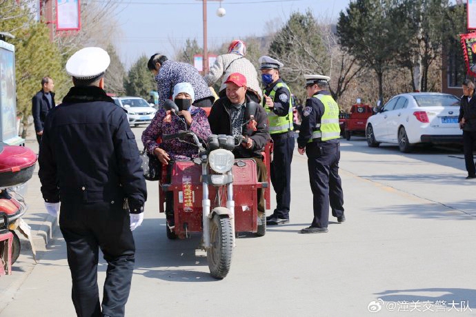 潼關交警堅守春運安保一線，筑牢春運交通安全防線。