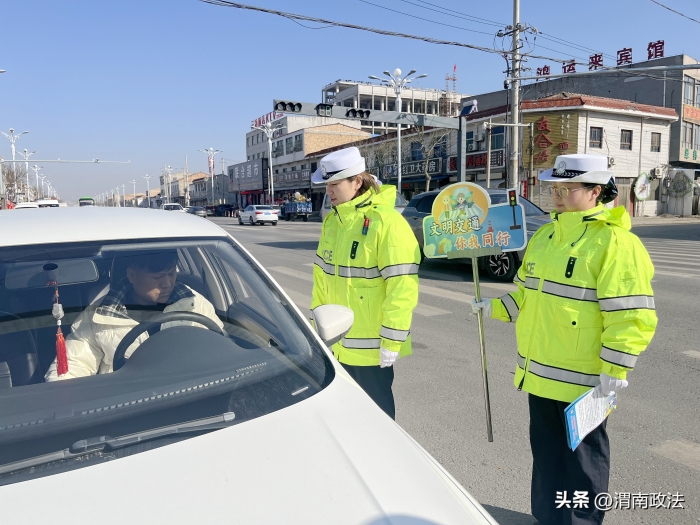 蒲城公安交警疏堵保暢+交安宣傳兩不誤，守護節日交通安全。