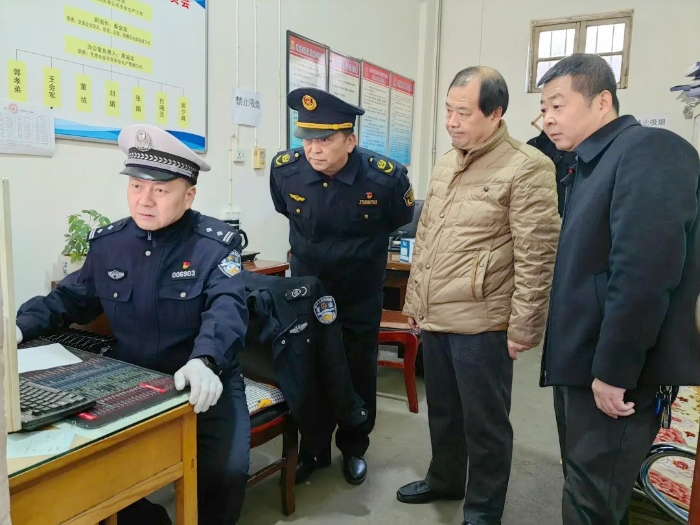白水縣公安局交通管理大隊對客運企業進行檢查。