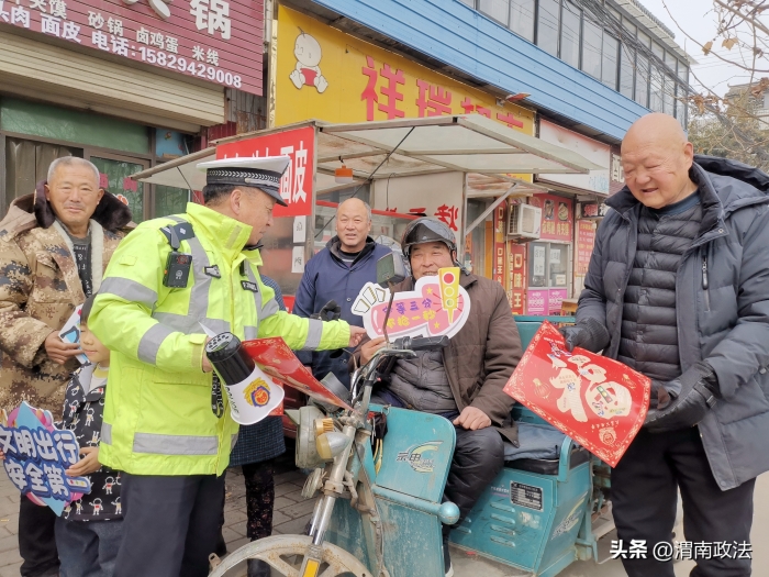 大荔公安交警全力守護轄區群眾春節期間出行安全。