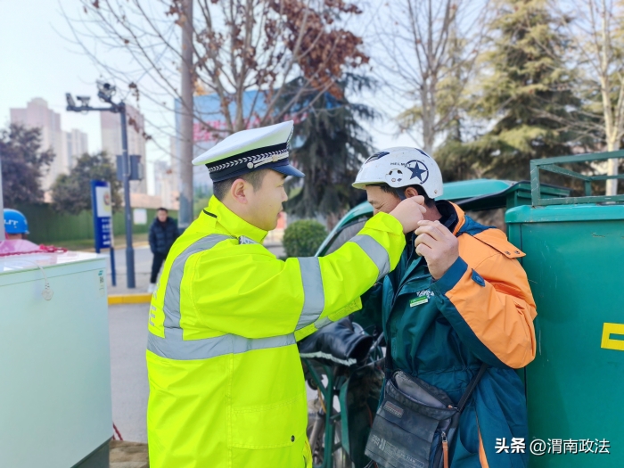 高新交警大隊在轄區開展三輪車交通違法行為專項整治行動。