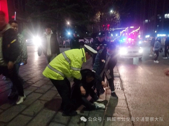 韓城公安交警出警偶遇醉漢及時救助。