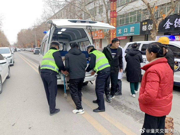 巡邏途中遇交通事故，潼關交警暖心救助。