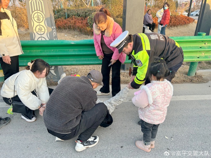 富平交警及時救助暈厥少年。