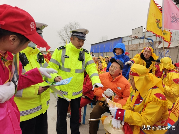 鑼鼓喧天歌盛世，大荔公安交警護航保安暢。