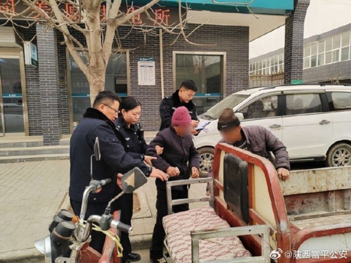 老人外出迷路，富平民警暖心助其回家。