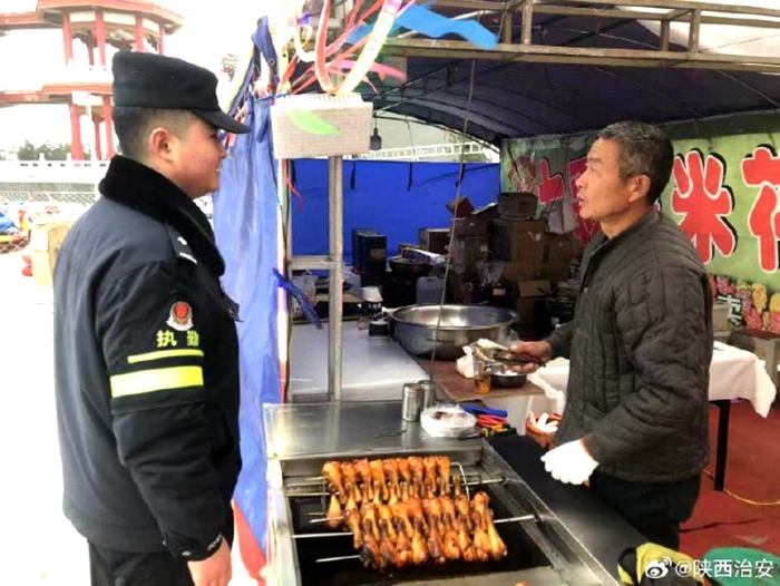 合陽公安九龍派出所民警走上街頭開展治安巡邏和防范宣傳。
