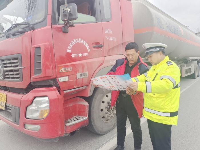華州公安交警進企業(yè)開展車輛安全隱患排查及交通安全宣傳。