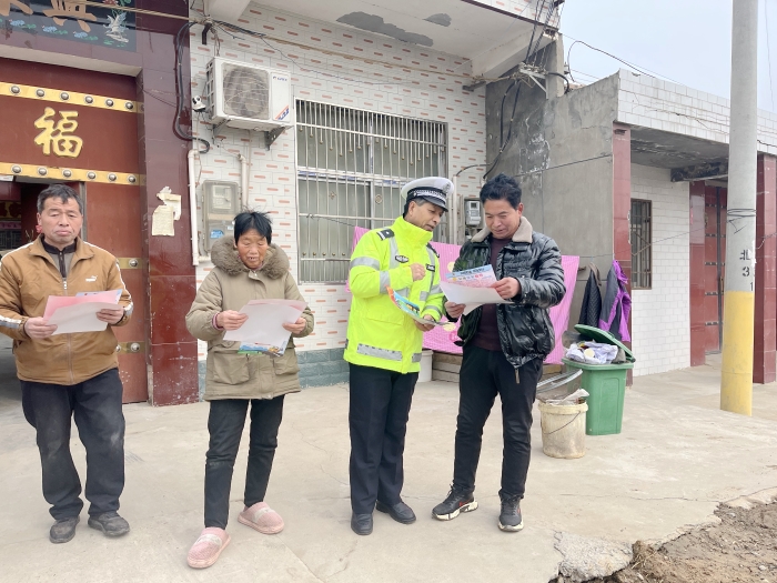 大荔公安交警走進轄區(qū)農(nóng)村開展“一老一小”交通安全宣傳活動。