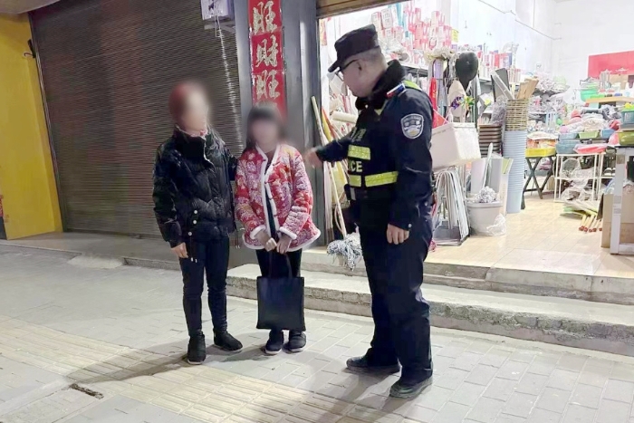 華州公安巡特警及時找回走失女孩。