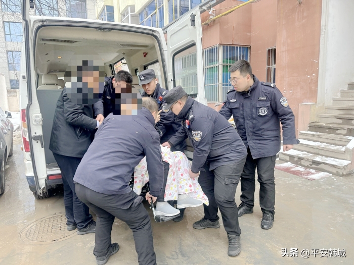韓城公安巡特警及時救助患病老人。
